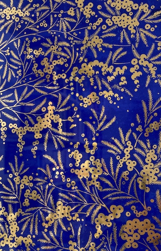 Mimosa. Tableau en verre églomisé, peint à l'acrylique bleu outremer, doré à la feuille d'or. Création et réalisation : Lila Ralison Schäfer, 13 juin dorure, Lille, France.